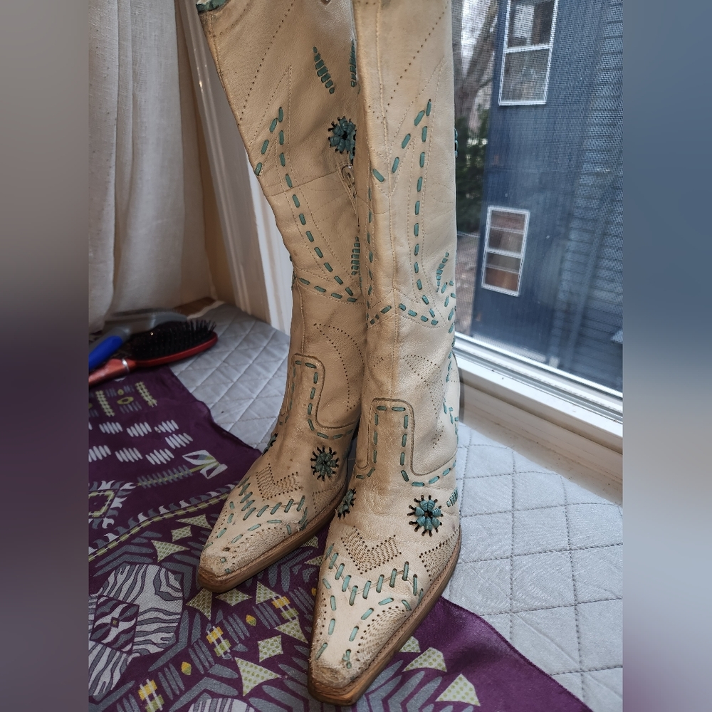 Size (40b) Bcbg cowboy boots white and blue